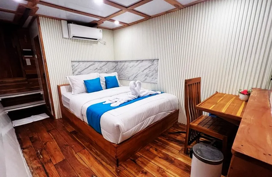 Ikan Cabin, a queen-bed cabin with jacuzzi and sea view aboard the Lombok phinisi