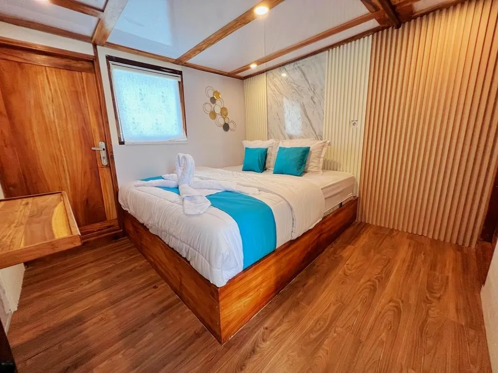 Kerang Cabin, a queen-bed cabin with a private balcony aboard the Lombok phinisi