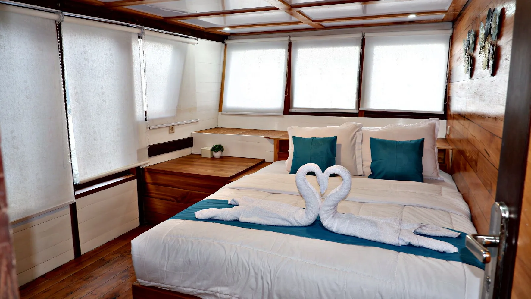 Paus Cabin, a queen-bed sea-view cabin aboard the Lombok phinisi