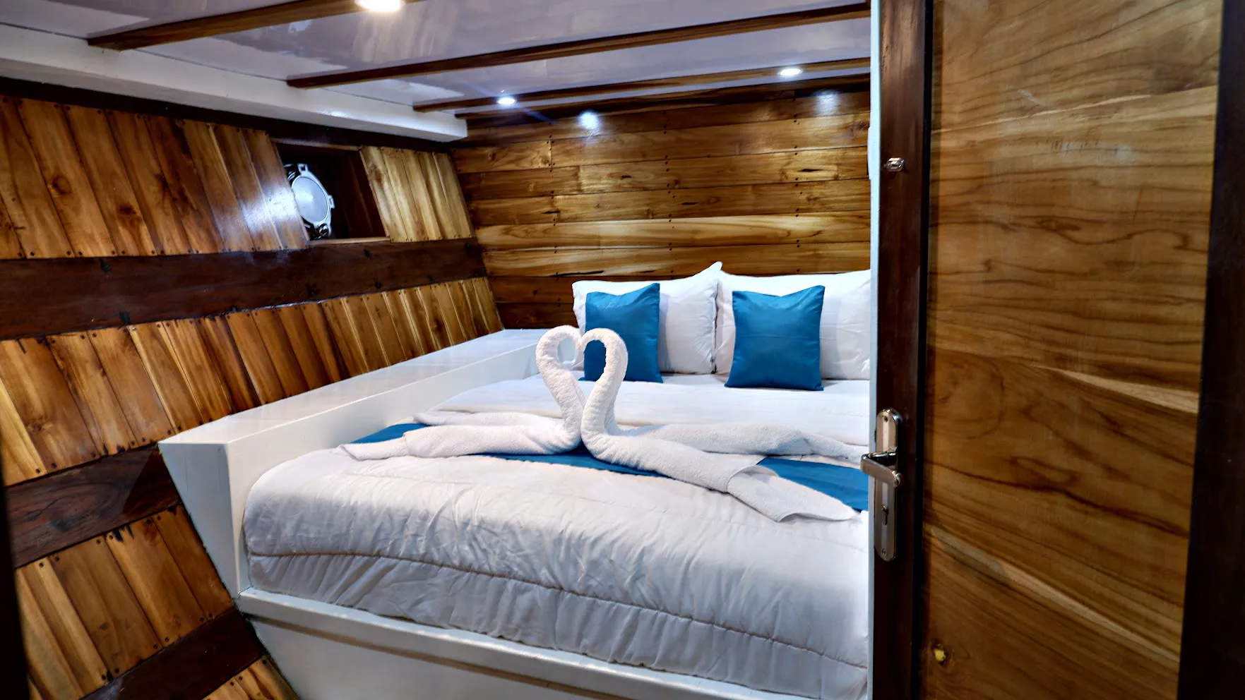 Penyu Cabin, a queen-bed cabin with porthole view aboard the Lombok phinisi